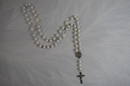 Rosario Cruz De San Benito Con Perlas Blancas Blanco