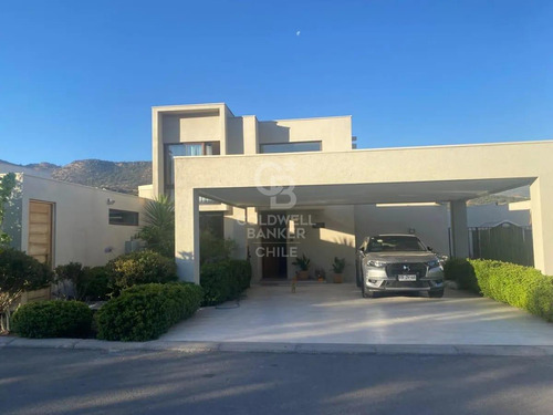 Cálida Casa Con Vista Panorámica En Condominio Seguro