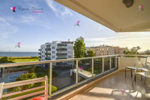Excelente Apartamento De Tres Dormitorios Frente Al Mar - Punta Del Este- Ref: 9581