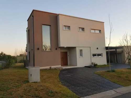 Excelente Casa En Barrio Cerrado