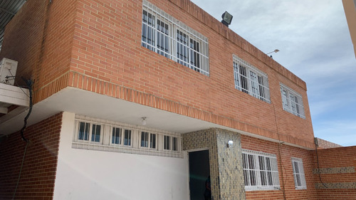 Jose R Armas, Vende Casa Ubicada En El Trigal Centro Calle Lino Revenda Quinta Corelvi. 