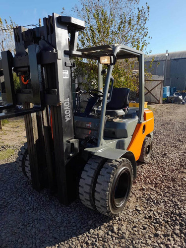 Imagen 15 de 15 de Autoelevador Toyota 3500kg Ruedas Dual Torre Triple C/desp
