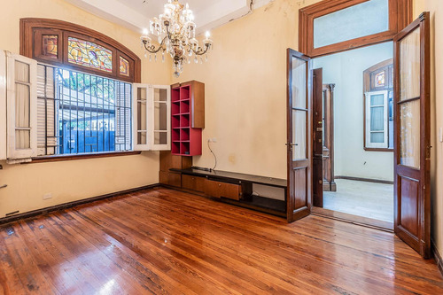 Casa En Villa Urquiza.una Joya Arquitectónica Que Conserva El Encanto Y La Elegancia De Su Época