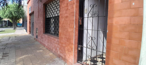 Casa En Venta De 3 Ambientes Con Local Comercial