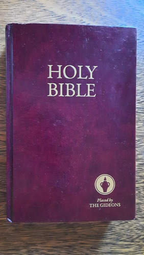 The Holy Bible Old And New Testaments Gideons Biblia Inglés 