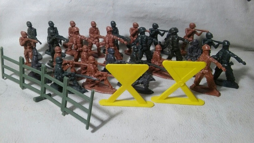Lote De 30 Soldaditos Y Accesorios 5 Cm. De Alto Promedio