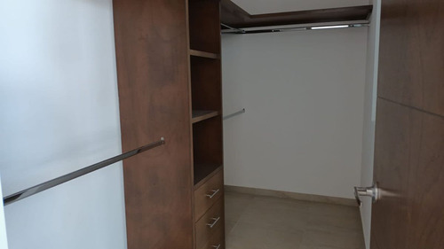 Venta De Casas En El Encino, Pasillo Lateral, Estudio O 4ta Rec En Pb, Lujo