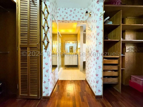 En Venta Extraordinario Townhouse Con Diseño Super Exclusivo Con Hall De Acceso, Cocina Remodelada Pantry, Terrazas Y Jacuzzi, Cuenta Con Arboles Frutales Vi Mls #25-1037