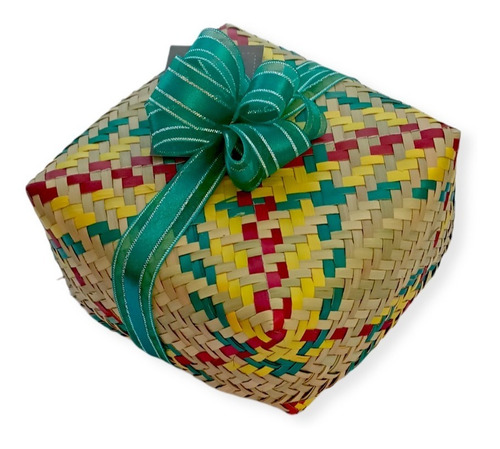 Imagen 3 de 4 de Caja De Palma Con Chocolates Rellenos De Sabores Oaxaqueños