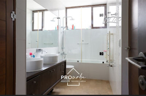 Casa En Venta De 7 Dorm. En La Reina