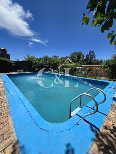 Casa De 2 Dormitorios Con Pileta En Bº Las Mojarras, Villa Parque Siquiman