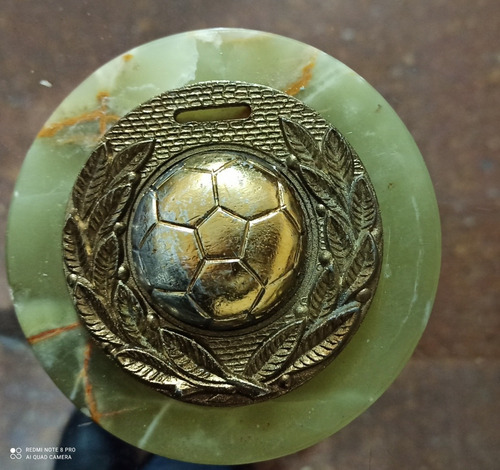 Medallón De Fútbol Sobre Base De Mármol Onix Redondo (Usado)