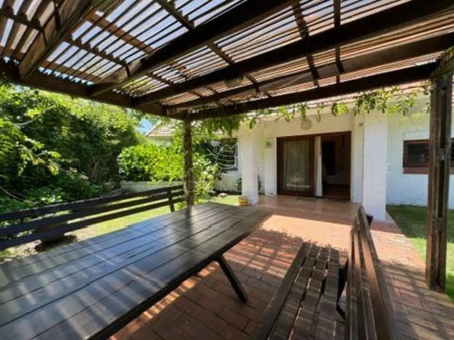 Vende Casa De 3 Dormitorios En Playa Brava, Punta Del Este