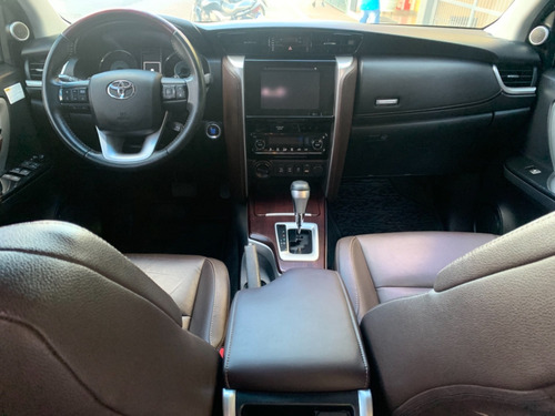 Imagem 7 de 15 de Toyota Hilux Sw4 Srx 2.8 Prata 2017