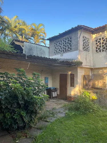 Casa De 3 Quartos Com Quintal E Churrasqueira.