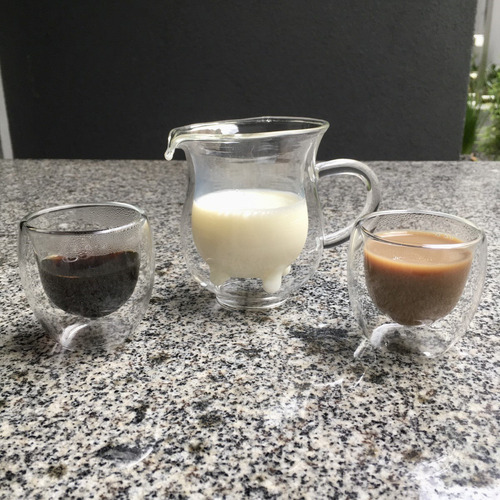 Imagem 4 de 9 de Jogo Caneca Xícara Jarra Vaquinha Com 2 Copos De Vidro