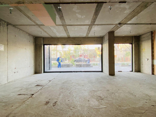Local Comercial Con Alto Tráfico Y Frente Vidriado