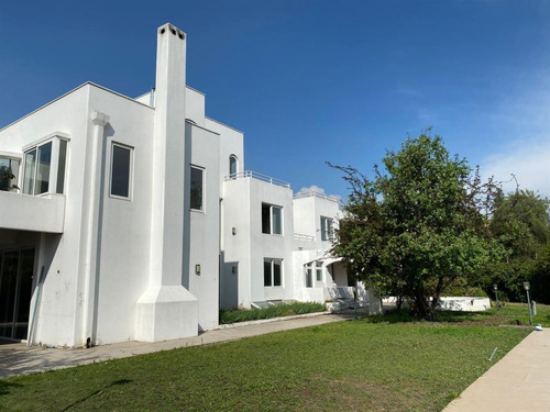 Casa En Venta De 7 Dorm. En Colina