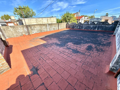 Casa En Venta De 4 Ambientes Con Jarín Y Cochera - Avellaneda