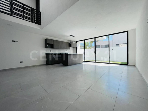 Venta Casa En Privada 3 Recamaras, 3 Baños, Con Jardín Y Sótano, Zona Cholula