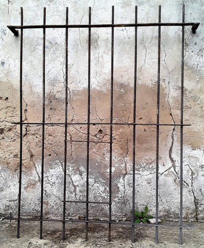 Reja De Hierro Con Puertita En El Medio Varilla Tipo Kiosco (Usado)