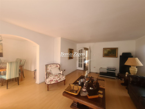 Casa En Venta De 5 Dorm. 3 Baños Mas Servicios En Las Condes