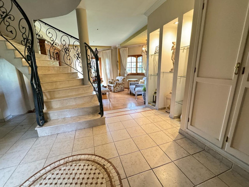 Venta Casa En Bella Vista, Lote De 1350 Mts²