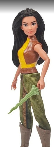 Imagen 4 de 4 de Muñeca Raya El Último Dragon Con Espada Y Capa.