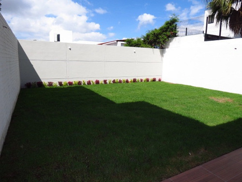 Imagen 6 de 14 de El Refugio - Casa En Calle Abierta, Con Amplio Jardín. Venta