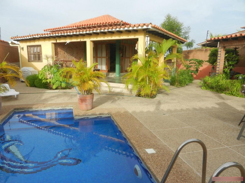 Bella Casa En Venta Con Piscina Y Anexo