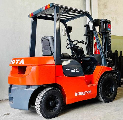 Imagen 3 de 16 de Autoelevador Toyota Diesel 2.5tn Desplazador