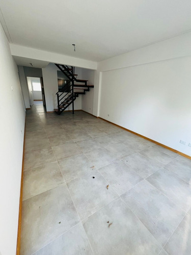 Imagen 4 de 14 de Ph De 3 Ambientes A Estrenar En Duplex 1° Piso Por Escalera