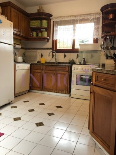 Muy Buena Casa En Venta En La Zona Mas Linda De Playa Mansa.- Ref: 409