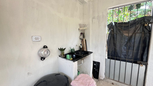 Casa De 6 Cômodos Com Área Livre