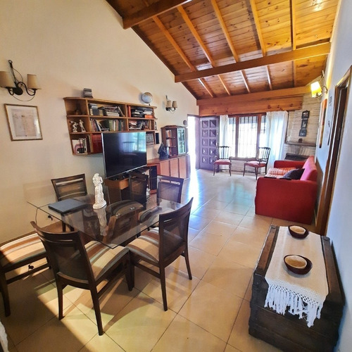Imagen 2 de 30 de Impecable Chalet En Barrio Parque Luro