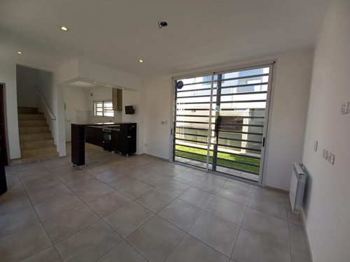 Imagen 15 de 30 de Duplex En Venta En La Plata Calle 34 E/ 141 Y 142 Dacal Bienes Raices