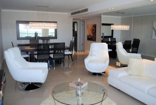 Departamento De 2 Dormitorios En Torre Aquarela, Mansa, Punta Del Este-ref:32