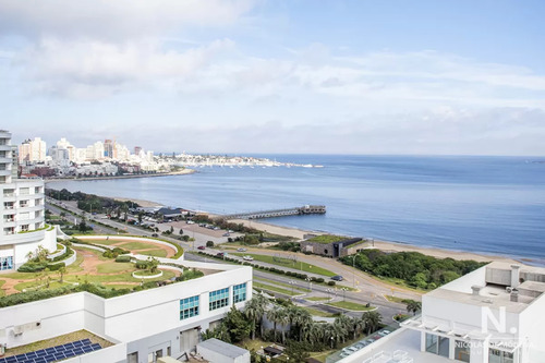 Apartamento De 2 Dormitorios En Venta En Playa Mansa , Punta Del Este