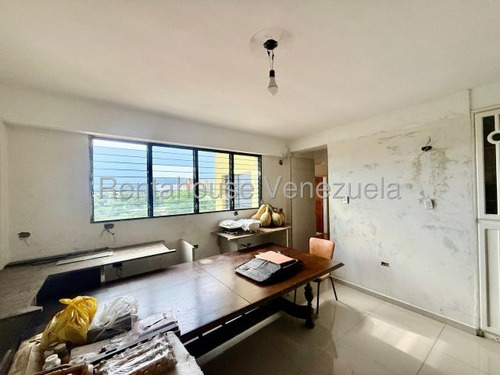 #*25-21102 Oportunidad De Inversión En El Corazón Del Triángulo Del Este: Adquiera Este Estratégico Apartamento Con Un Potencial Ilimitado Para Adaptarlo Completamente A Su Gusto. Adelaida Armeya