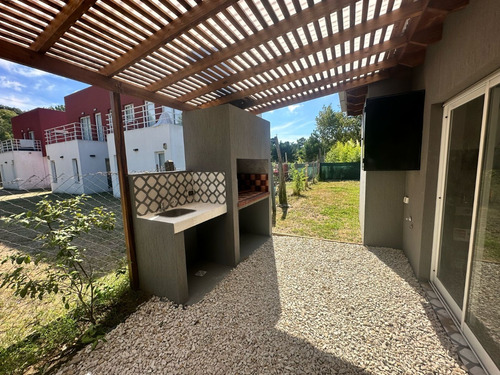 Moderna Casa A Estrenar Con Jardín Al Frente En Planta Baja