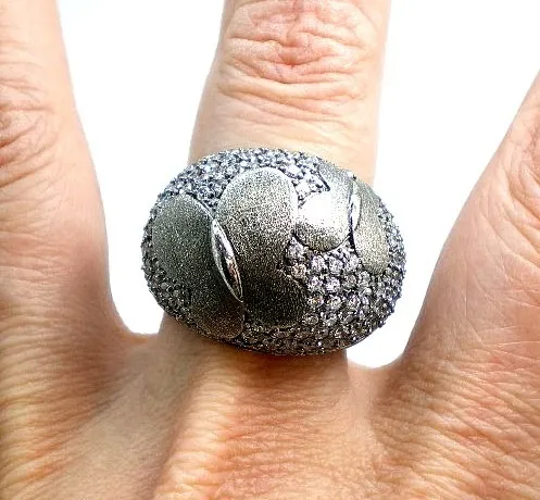 Anillo De Plata 925 Pavonada Y Zafiros Blancos Goldantiques