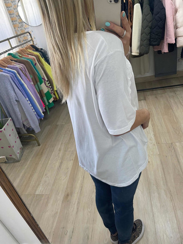 Imagen 4 de 4 de Remera Amplia Con Broderie Mujer The Big Shop