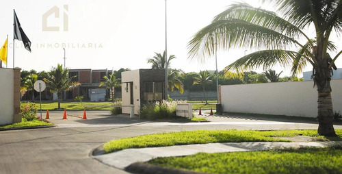 Casa En Venta En Fraccionamiento Lomas De La Rioja, Veracruz - 3 Recámaras Con Baño Privado, Jardín Y Cochera Techada Para 2 Autos