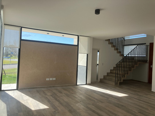 Imagen 5 de 16 de Venta De Casa En Terralagos, Canning