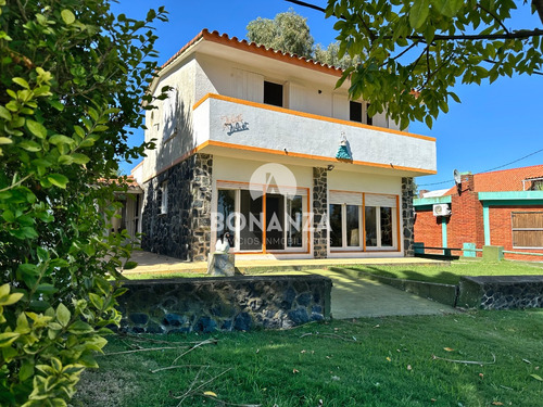 Casa En Venta, Piriápolis - Punta Fría. A 150 Metros De La Costa. Parcial Vista Al Mar. 4 Dormitorios, 2 Baños.