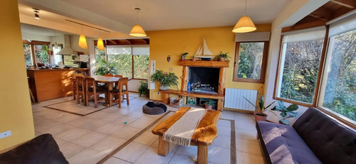 Casa En Venta - 4 Dormitorios 2 Baños - Cochera - 1.008mts2 - San Carlos De Bariloche