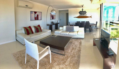 Departamento De 3 Dormitorios En Torre Imperiale, Punta Del Este-ref:1354