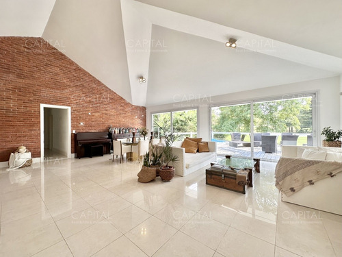 Casa De Tres Dormitorios Y Servicio En Venta, Golf, Punta Del Este