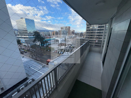 Moderno Edificio Metro Ñuñoa Piscina / Sala De Cine / Spa