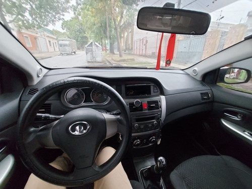 Imagen 2 de 11 de Great Wall Voleex C30 2014 1.5 Comfort